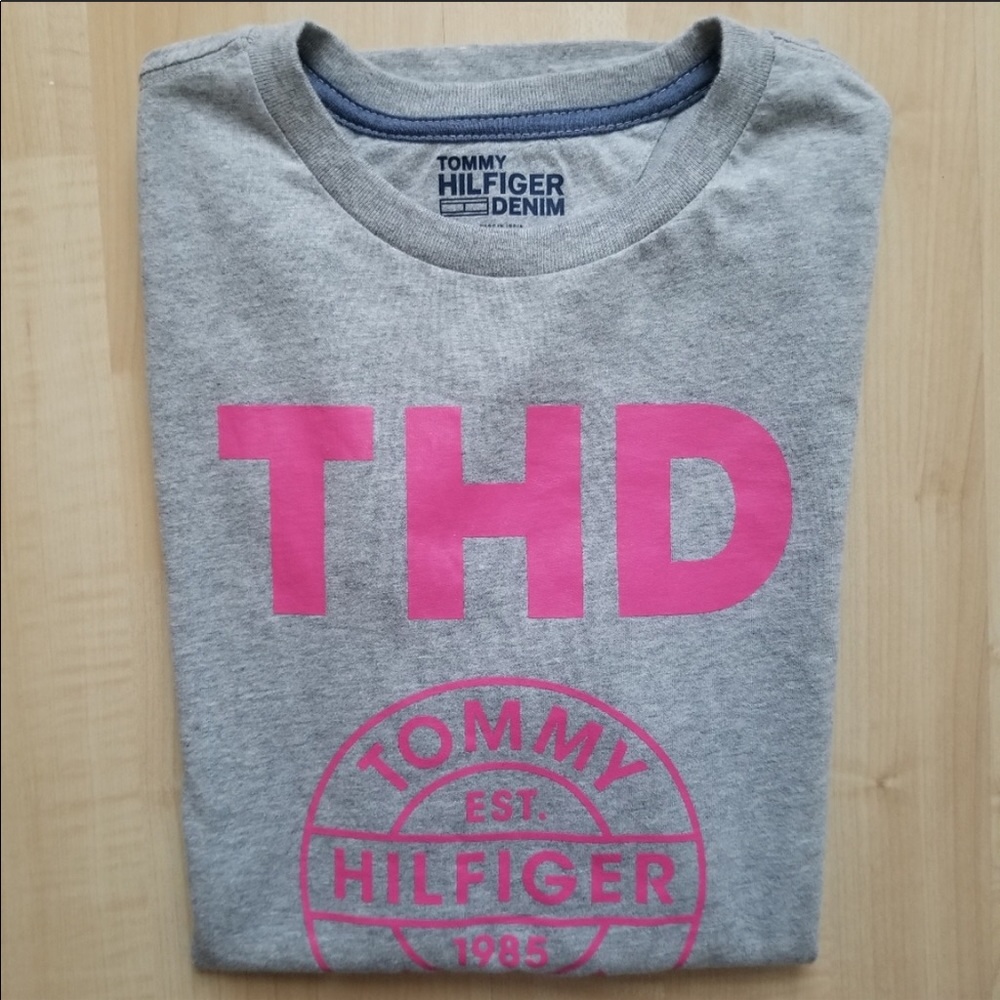 🏡 Moving sale  Price Firm NWOT Hilfiger Denim short sleeved t shirt - Picture 2 of 5